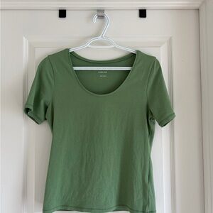 Everlane Short Sleeve Scoop Neck Tee in Olive Green